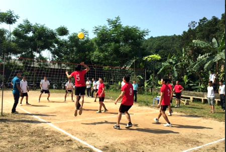 Nhân dân tổ 32, phường Minh Tân, thành phố Yên Bái tham gia môn bóng chuyền hơi trong Ngày hội Đại đoàn kết toàn dân năm 2017 (Ảnh: Nguyễn Thanh)