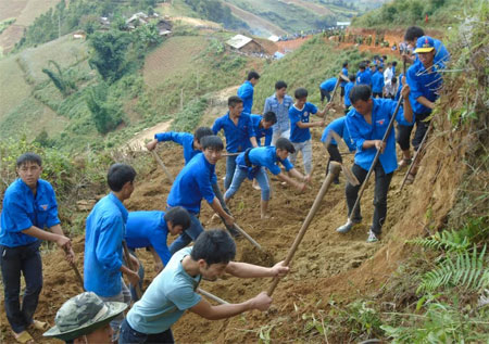 ĐVTN huyện Mù Cang Chải giúp dân tu sửa đường giao thông nông thôn.