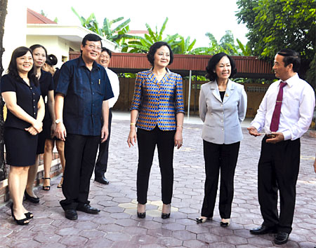 Đồng chí Trương Thị Mai - Ủy Viên Bộ Chính trị, Bí thư Trung ương Đảng, Trưởng ban Dân vận Trung ương (thứ hai bên phải) trao đổi với lãnh đạo Tỉnh ủy và Ban Dân vận Tỉnh ủy Yên Bái về công tác dân vận của Đảng.