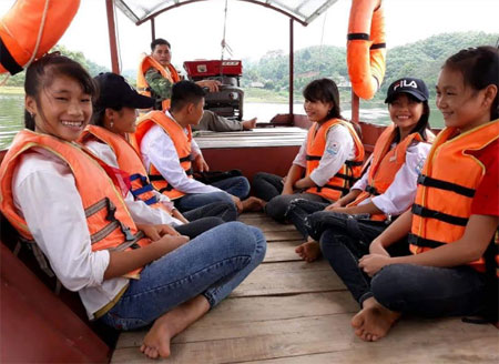 Anh Lý Văn Thiểu tình nguyện lái thuyền đưa các em học sinh đến trường.