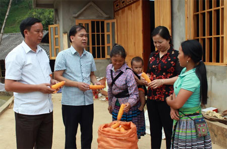 Lãnh đạo huyện Trạm Tấu vận động đồng bào xây dựng nếp sống văn hóa mới.