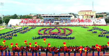 5.000 đoàn viên thanh niên xếp biểu tượng hoa sen dâng Bác trong Ngày hội “Tuổi trẻ Yên Bái nhớ lời Bác dạy”.
