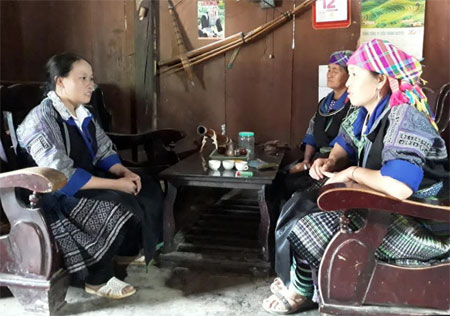 Nhờ làm tốt công tác vận động, tuyên truyền, nhiều phụ nữ dân tộc Mông ở các xã vùng cao của huyện đã có nhận thức đúng rèn luyện phấn đấu được đứng trong hàng ngũ của Đảng.