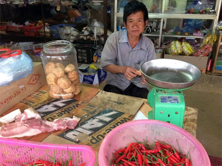 Nhiều người dân ở Trạm Tấu, nhất là đồng bào dân tộc thiểu số vùng sâu, vùng cao vẫn chưa có nhận thức đầy đủ về vệ sinh ATTP (Ảnh chụp tại thôn Khấu Ly, xã Bản Mù).