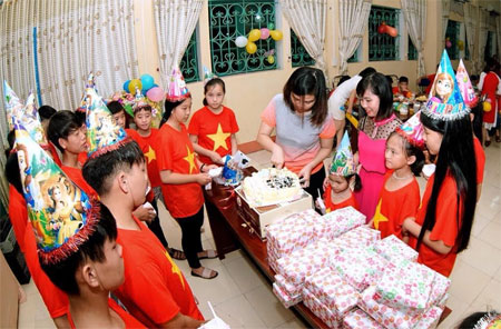 Nhóm Kết nối trẻ cùng các nhà tài trợ tổ chức sinh nhật cho trẻ tại Trung tâm Công tác xã hội và Bảo trợ xã hội tỉnh.