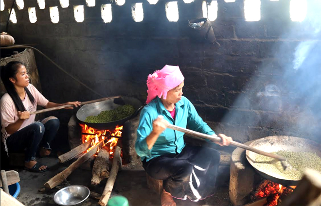 Hai mẹ con chị Hoàn Thị Nơi - bản Tun, xã Tú Lệ mỗi ngày làm được khoảng 5 kg cốm.