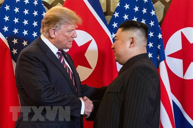 Tổng thống Mỹ Donald Trump (trái) trong cuộc gặp thượng đỉnh với Nhà lãnh đạo Triều Tiên Kim Jong-un tại Hà Nội.