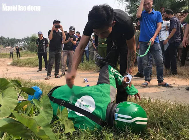 Nghi phạm Đinh Văn Giáp là đối tượng đầu tiên thực nghiệm lại hiện trường vụ án. Giáp bình tĩnh diễn tả hành vi phạm tội.