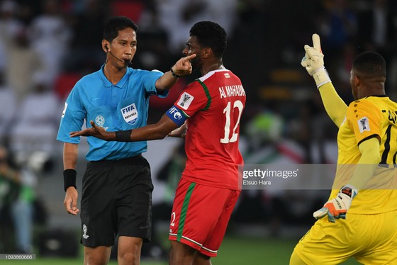 Trọng tài Mohammed Amirul Izwan Yaacob (Malaysia) bắt chính giai đoạn cuối cùng của V.League 2019.