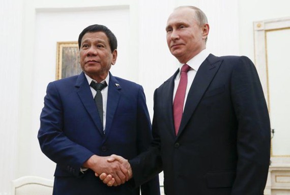 Tổng thống Philippines Rodrigo Duterte (trái) và người đồng cấp Nga Vladimir Putin.