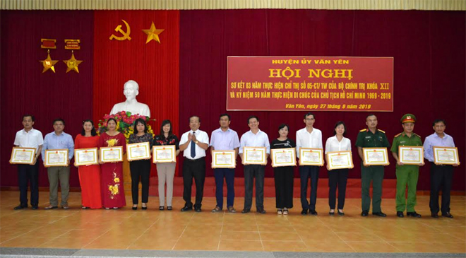 Lãnh đạo huyện Văn Yên khen thưởng các tập thể, cá nhân có thành tích xuất sắc trong thực hiện Chỉ thị 05-CT/TW giai đoạn 2016 - 2019.