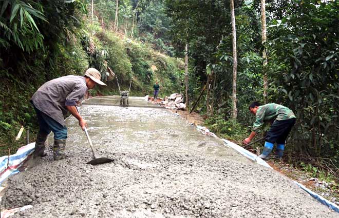 Nhân dân xã Lương Thịnh, huyện Trấn Yên kiên cố hóa đường giao thông nông thôn.