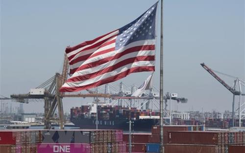 Tàu container hàng hóa từ các nước châu Á cập cảng Long Beach, bang California (Mỹ) ngày 1/8/2019