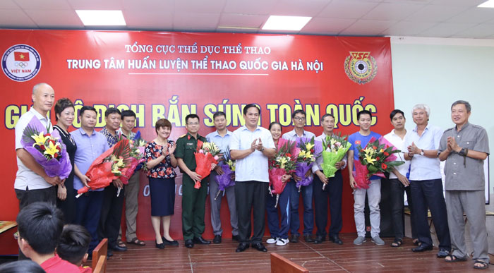 Tặng hoa cho các đoàn tham dự giải