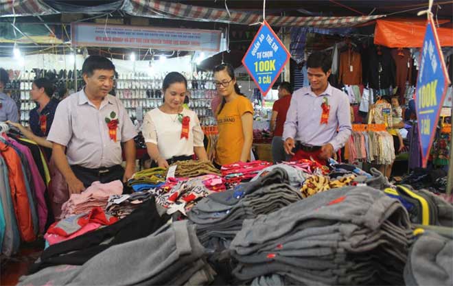 Khách tham quan các gian hàng tại Phiên chợ.