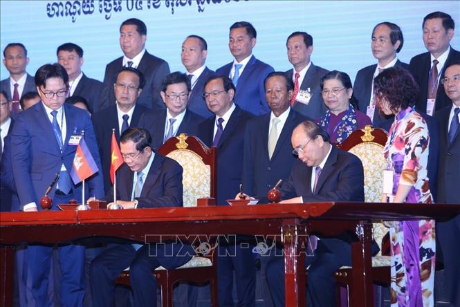 Thủ tướng Nguyễn Xuân Phúc và Thủ tướng Campuchia Samdech Techo Hun Sen ký Hiệp ước bổ sung Hiệp ước hoạch định biên giới quốc gia năm 1985 và Hiệp ước bổ sung năm 2005 giữa Cộng hòa xã hội chủ nghĩa Việt Nam và Vương quốc Campuchia.