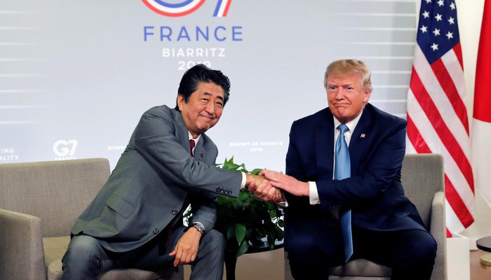 Thủ tướng Nhật Bản Shinzo Abe (trái) và Tổng thống Mỹ Donald Trump tại một cuộc gặp song phương ở thượng đỉnh G7, Biarritz, Pháp, ngày 25/8.