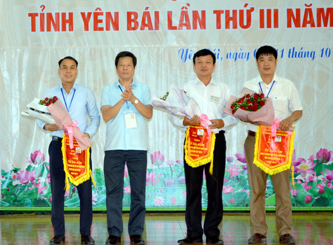 Đại diện Ban Tổ chức tặng hoa và cờ lưu niệm cho các đơn vị tham gia Hội thi.

