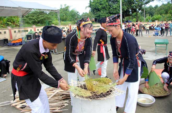 Các đội thi trổ tài trong Hội thi khéo tay làm cốm.