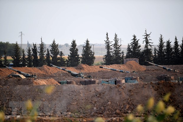 Pháo binh Thổ Nhĩ Kỳ ở gần thị trấn Akcakale thuộc tỉnh Sanliurfa, giáp giới Syria, ngày 8/10/2019.