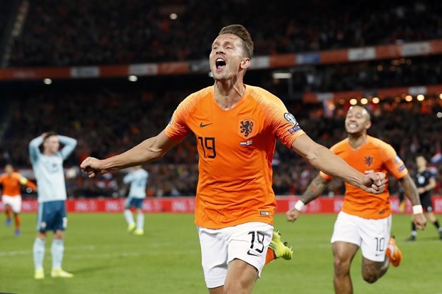 Luuk de Jong giúp Hà Lan ngược dòng thành công.