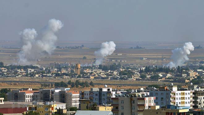 Khói bốc lên từ thành phố Ras al-Ain (Syria) sau cuộc tấn công của Thổ Nhĩ Kỳ nhằm vào lực lượng người Kurd, ngày 12/10/2019.