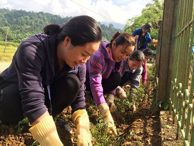Cán bộ, công chức Cơ quan tham mưu giúp việc chung Khối MTTQ và các đoàn thê chính trị-xã hội huyện trồng đường hoa tại xã Khai Trung
