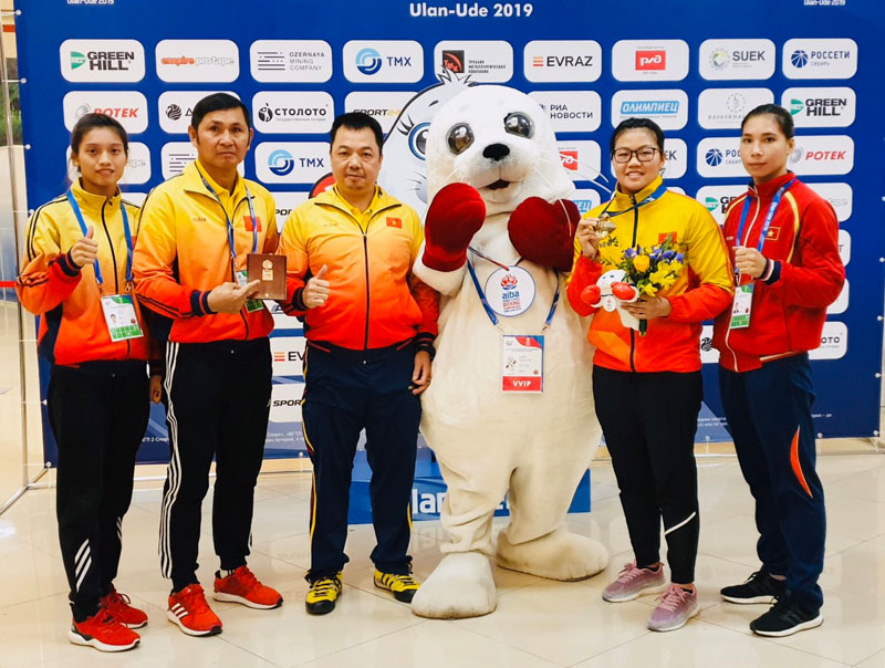 Nguyễn Thị Hương (thứ hai từ phải sang) sau khi nhận Huy chương đồng tại Giải Boxing nữ vô địch thế giới năm 2019.