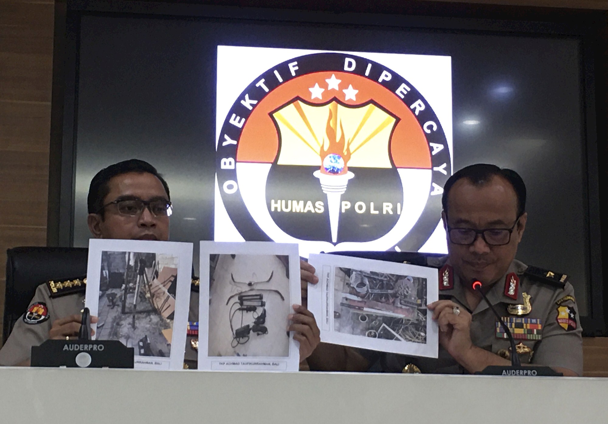 Cảnh sát Indonesia công bố các tang vật thu được trong đợt truy quét.