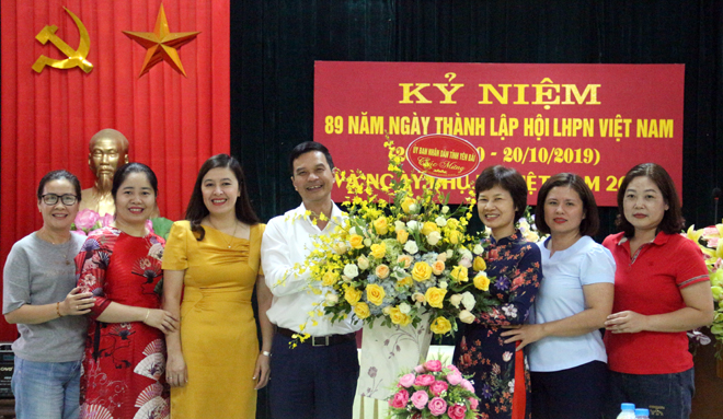 Đồng chí Dương Văn Tiến – Phó Chủ tịch UBND tỉnh, Trưởng Ban vì sự tiến bộ của phụ nữ tỉnh tặng hoa chúc mừng Hội LHPN tỉnh nhân kỷ niệm 89 năm Ngày thành lập Hội Liên hiệp Phụ nữ Việt Nam.