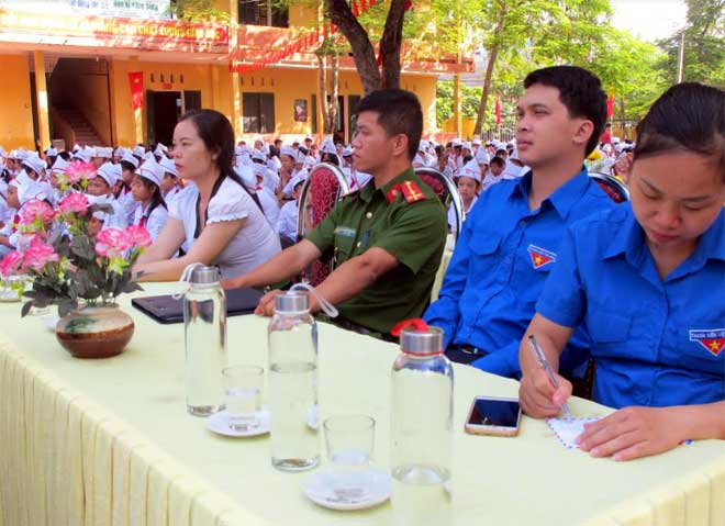 Trong lễ khai giảng năm học 2019 - 2020, các đơn vị trường trên địa bàn thị xã Nghĩa Lộ đã sử dụng chai thủy tinh thay cho chai nhựa.