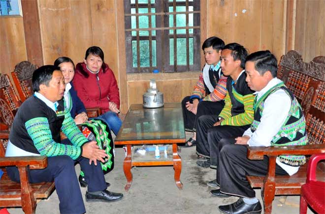 Cán bộ huyện Văn Chấn tuyên truyên phòng, chống tảo hôn, hôn nhân cận huyết thống ở vùng đồng bào dân tộc Mông, xã Suối Bu.