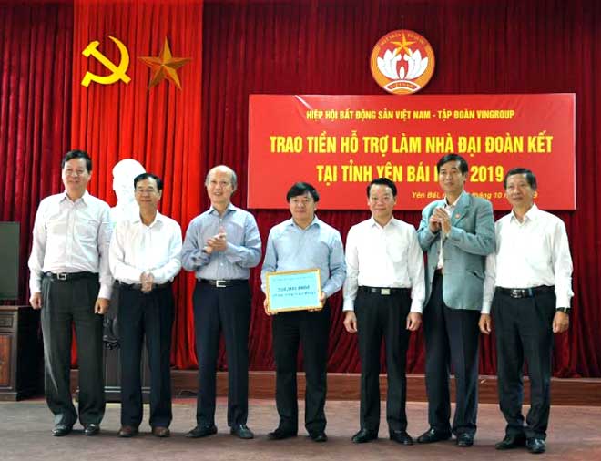 Đồng chí Đỗ Đức Duy - Chủ tịch UBND tỉnh (thứ 3 từ phải sang) và lãnh đạo Ủy ban MTTQ tỉnh tiếp nhận hỗ trợ của Hiệp hội Bất động sản Việt Nam.