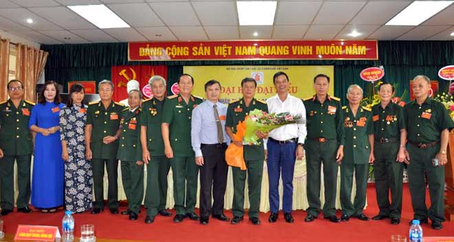 Đồng chí Dương Văn Tiến – Phó Chủ tịch UBND tỉnh chúc mừng Ban chấp hành khóa II
