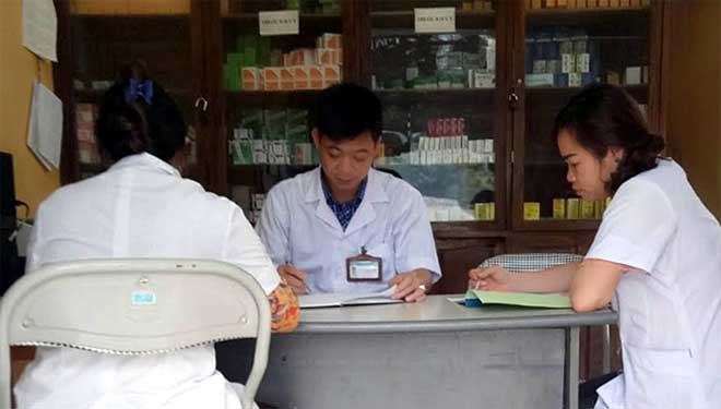 Cán bộ Trạm Y tế xã An Phú triển khai nhiệm vụ chuyên môn.
