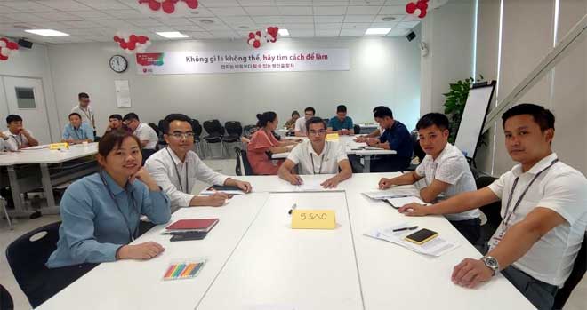Các học viên lớp Đề án 11 tham gia khóa tập huấn về kỹ năng quản trị ở Tập đoàn LG Hải Phòng.