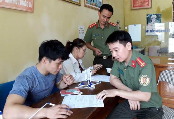 Cán bộ Phòng An ninh đối ngoại - Công an tỉnh Yên Bái tận tình hướng dẫn công dân làm tờ khai cấp hộ chiếu.