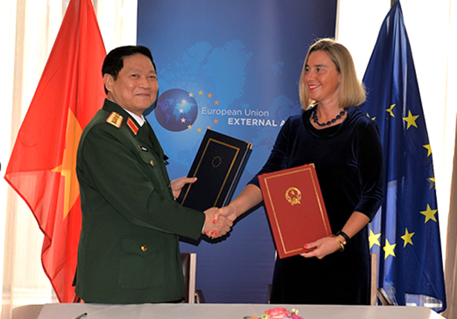 Đại tướng Ngô Xuân Lịch, Bộ trưởng Bộ Quốc phòng Việt Nam cùng bà Federica Mogherini, Phó Chủ tịch Uỷ ban châu Âu, Đại diện cấp cao của Liên minh châu Âu về Chính sách Đối ngoại và An ninh, ký Hiệp định FPA