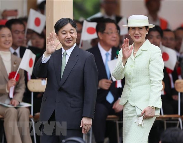 Nhật hoàng Naruhito (trái) và Hoàng hậu Masako (phải) tham gia một lễ hội ở Owariasahi, tỉnh Aichi.