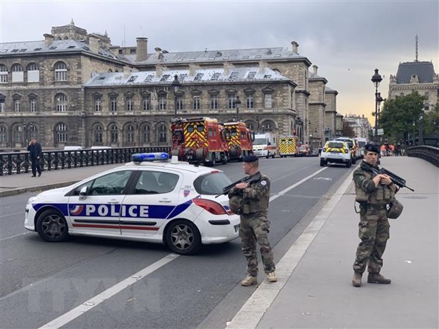 Cảnh sát gác gần hiện trường vụ tấn công cảnh sát bằng dao ở Paris, Pháp ngày 3-10-2019.