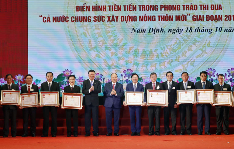 Thủ tướng Nguyễn Xuân Phúc trao tặng Huân chương Độc lập hạng Ba và Huân chương Lao động hạng Nhất cho các bộ, ngành, đoàn thể, địa phương có thành tích trong phong trào xây dựng nông thôn mới.