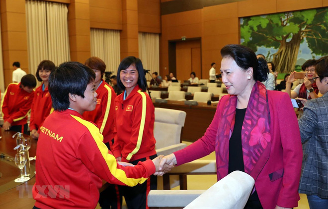 Chủ tịch Quốc hội Nguyễn Thị Kim Ngân với các cầu thủ đội tuyển bóng đá nữ Việt Nam.