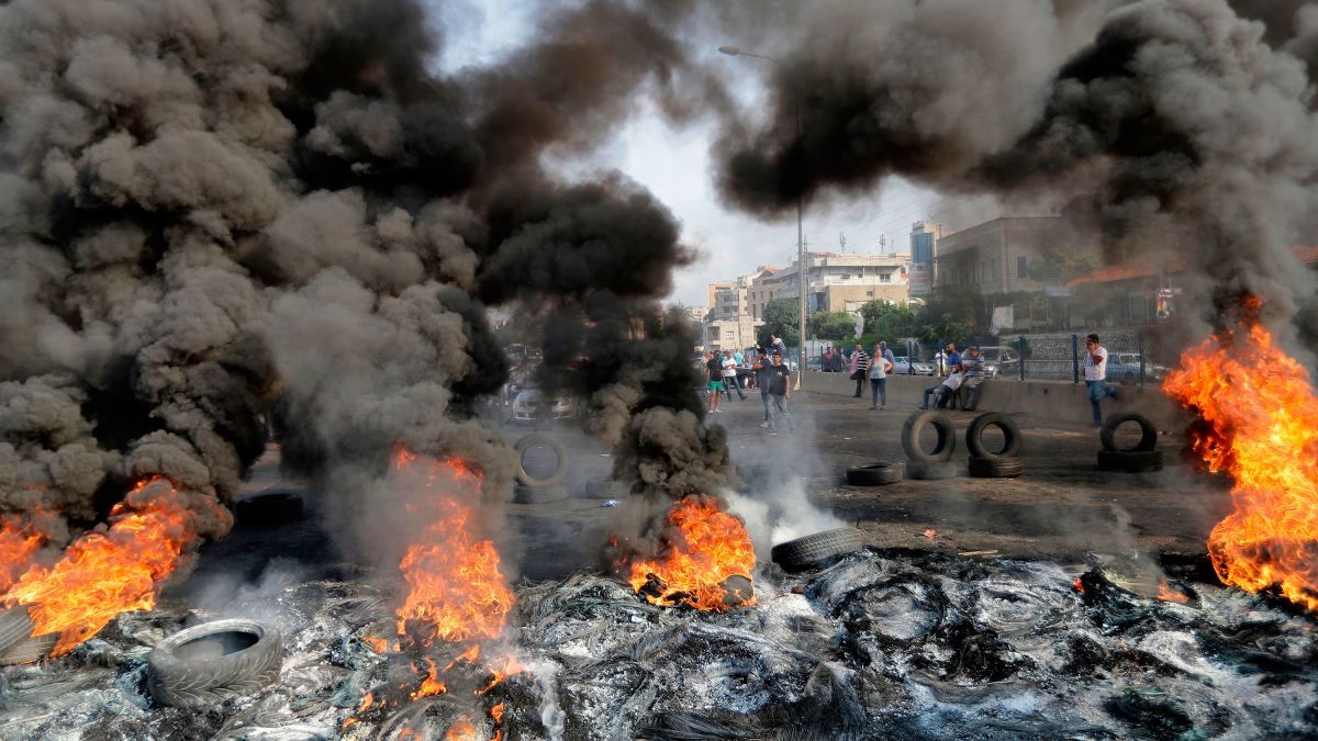 Hàng nghìn người Lebanon đã xuống đường biểu tình, phóng hỏa để phản đối chính phủ.
