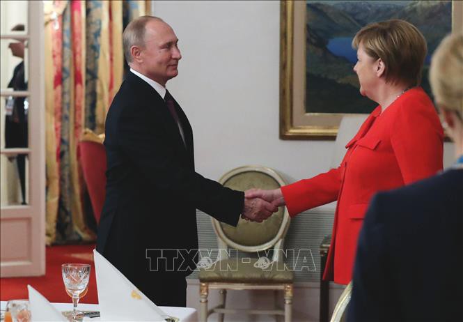Tổng thống Nga Vladimir Putin (trái) và Thủ tướng Đức Angela Merkel.