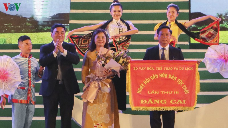 Cờ đăng cai Ngày hội văn hóa dân tộc Thái lần thứ 3 vào năm 2024 được trao cho tỉnh Sơn La.