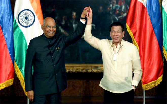 Tổng thống Ấn Độ Ram Nath Kovind (trái) và người đồng cấp Philippines Rodrigo Duterte.