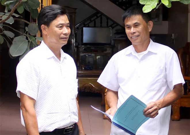 Đồng chí Nguyễn Đức Hội (bên phải) trao đổi với đồng chí Phó Bí thư Thường trực Đảng ủy xã Văn Tiến về triển khai thực hiện nhiệm vụ quý IV/2019.