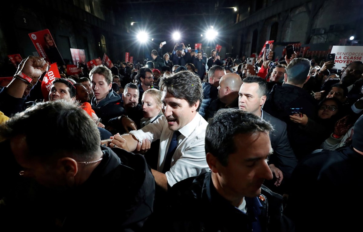 Thủ tướng Justin Trudeau (Áo trắng) vận động tranh cử.