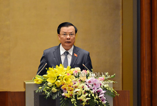 Bộ trưởng Bộ Tài chính Đinh Tiến Dũng trình bày Tờ trình Nghị quyết của Chính phủ