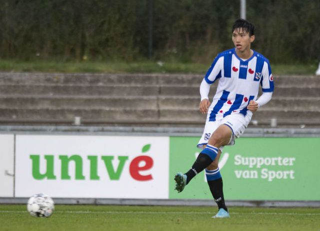 Văn Hậu để lại dấu ấn với pha kiến tạo thành bàn trong màu áo đội trẻ Heerenveen.